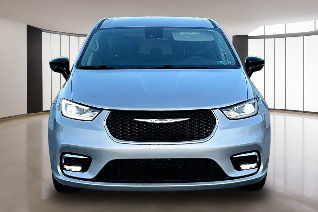 Used 2024 Chrysler Pacifica Touring-L image 3