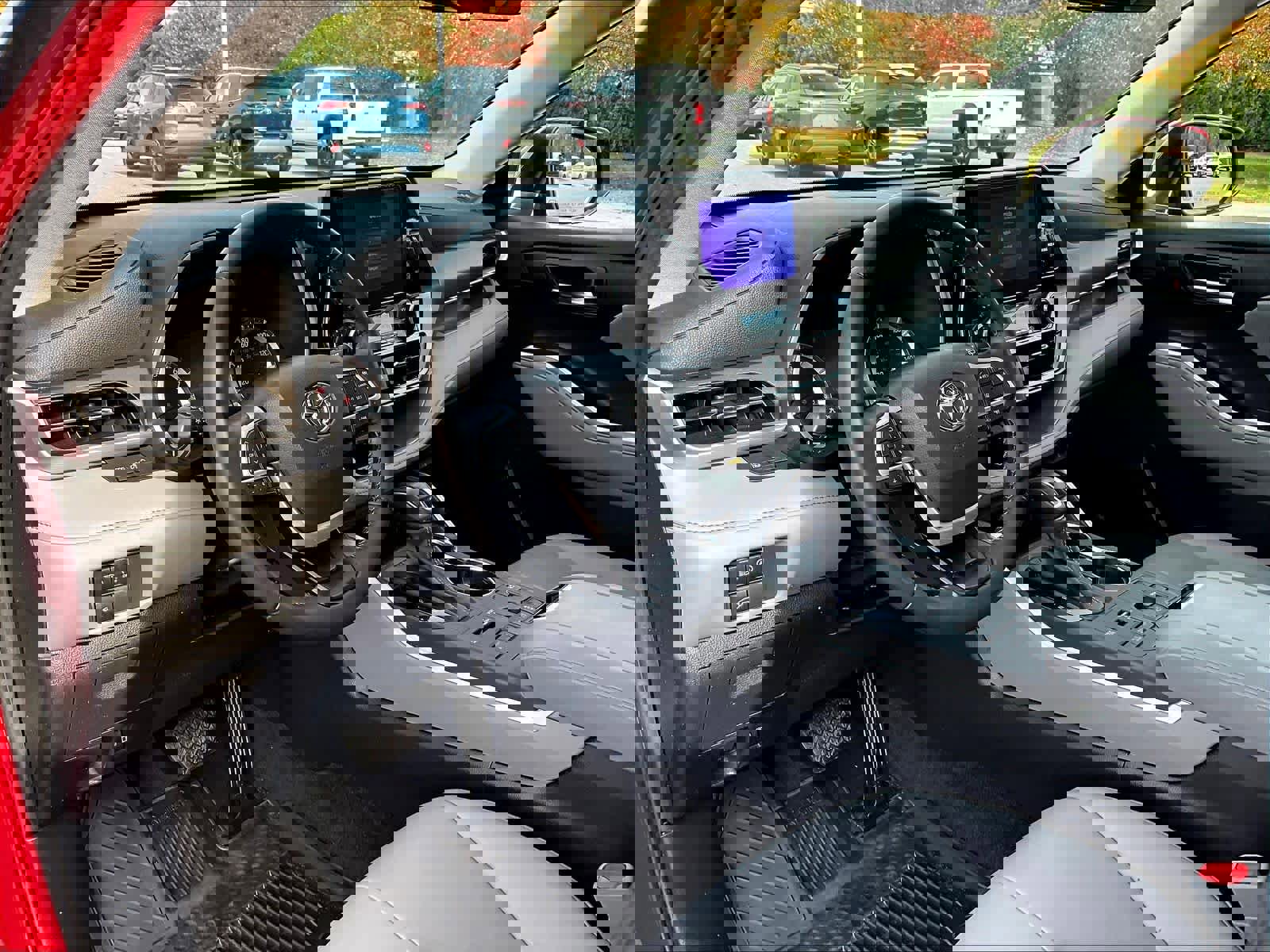 Used 2023 Toyota Highlander XLE image 8