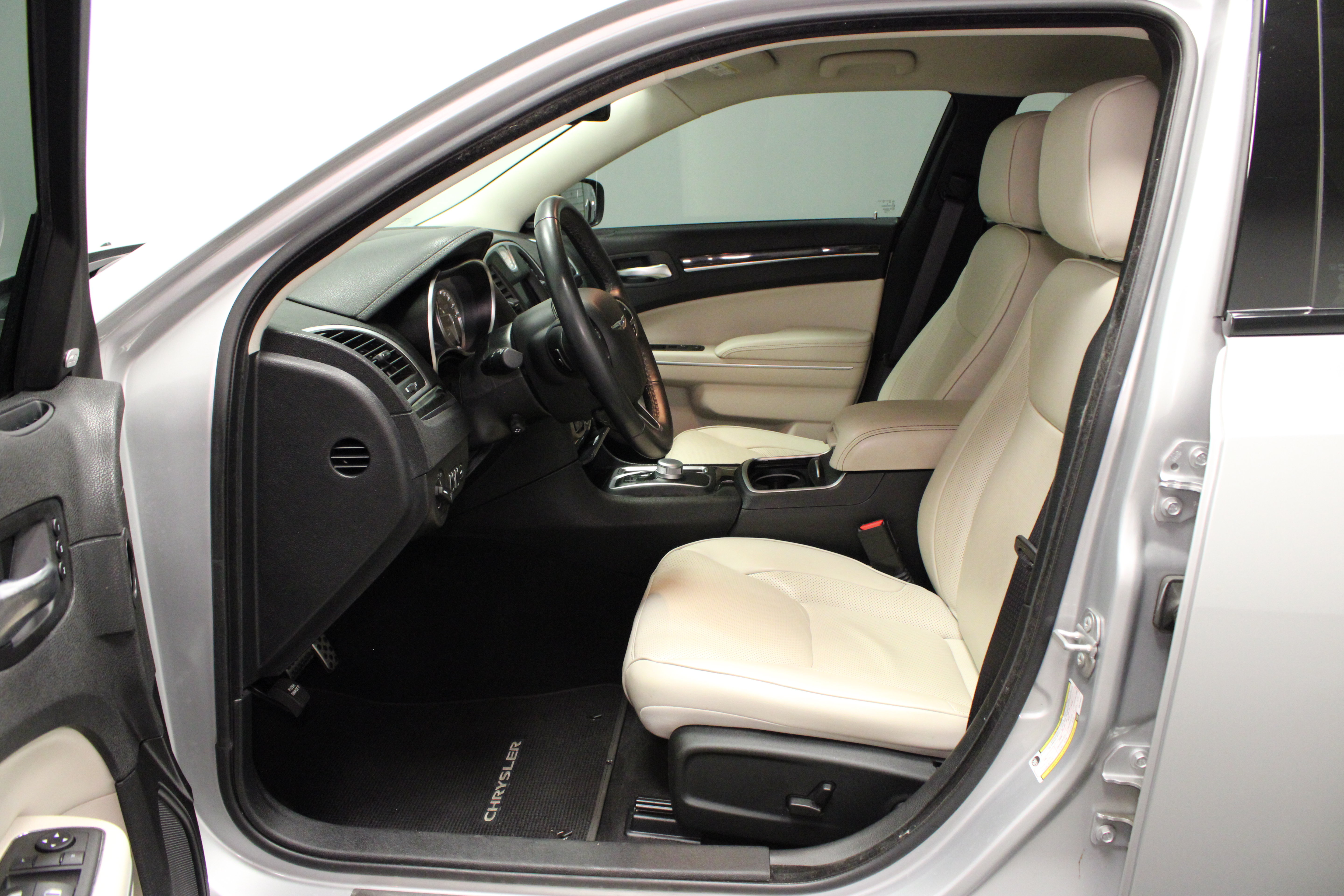 Used 2022 Chrysler 300 Touring L w/ Safetytec Plus Group AWD/4WD image 16