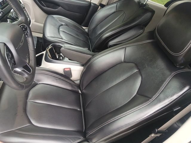 Used 2023 Chrysler Pacifica Touring-L FWD image 12