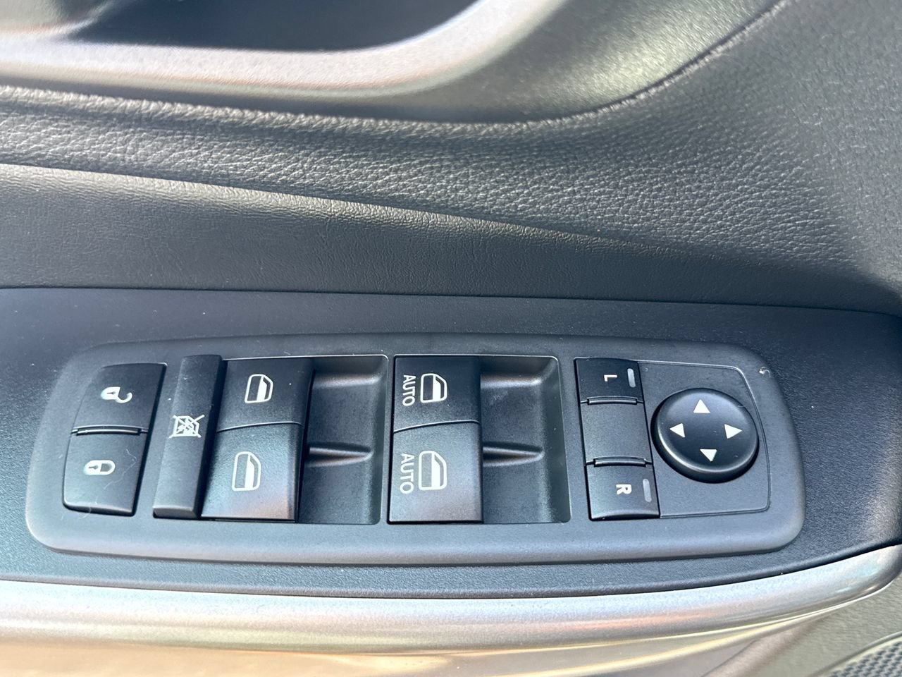 Used 2020 Jeep Cherokee Latitude Plus w/ Cold Weather Group AWD/4WD image 17