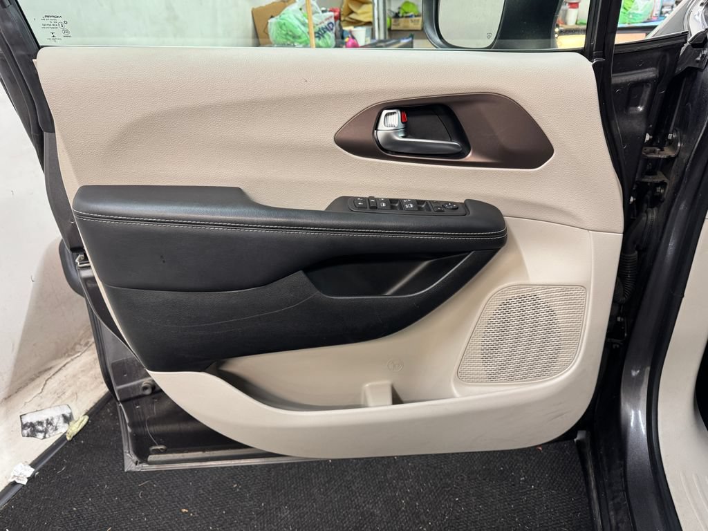 Used 2023 Chrysler Voyager LX FWD image 13