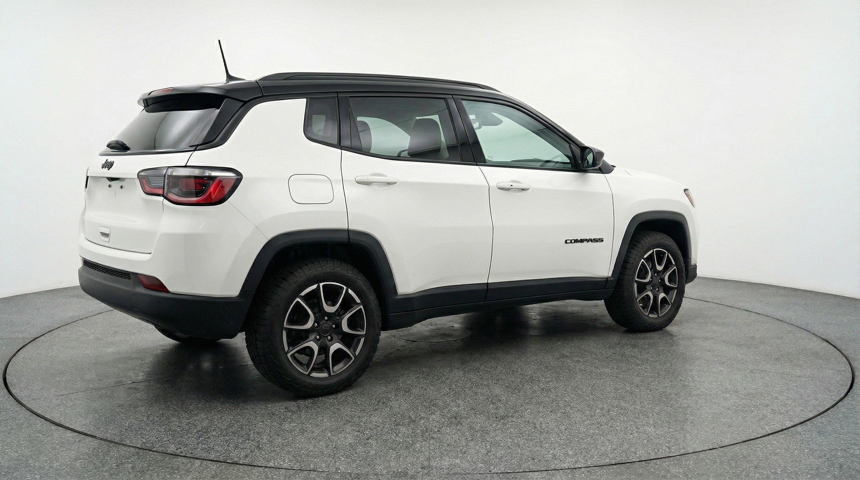 Used 2025 Jeep Compass Trailhawk AWD/4WD image 9
