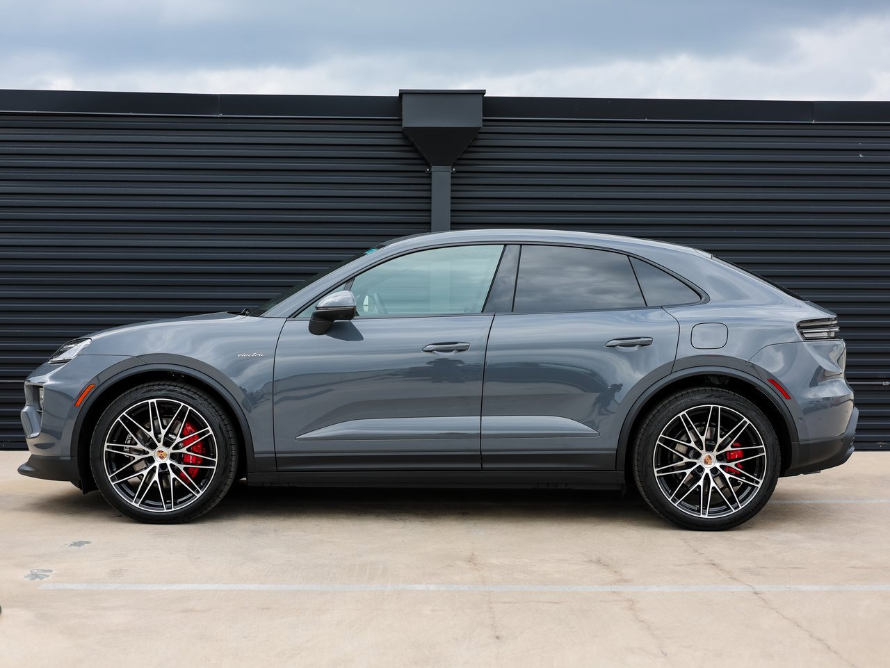 New 2025 Porsche Macan 4S Electric image 2