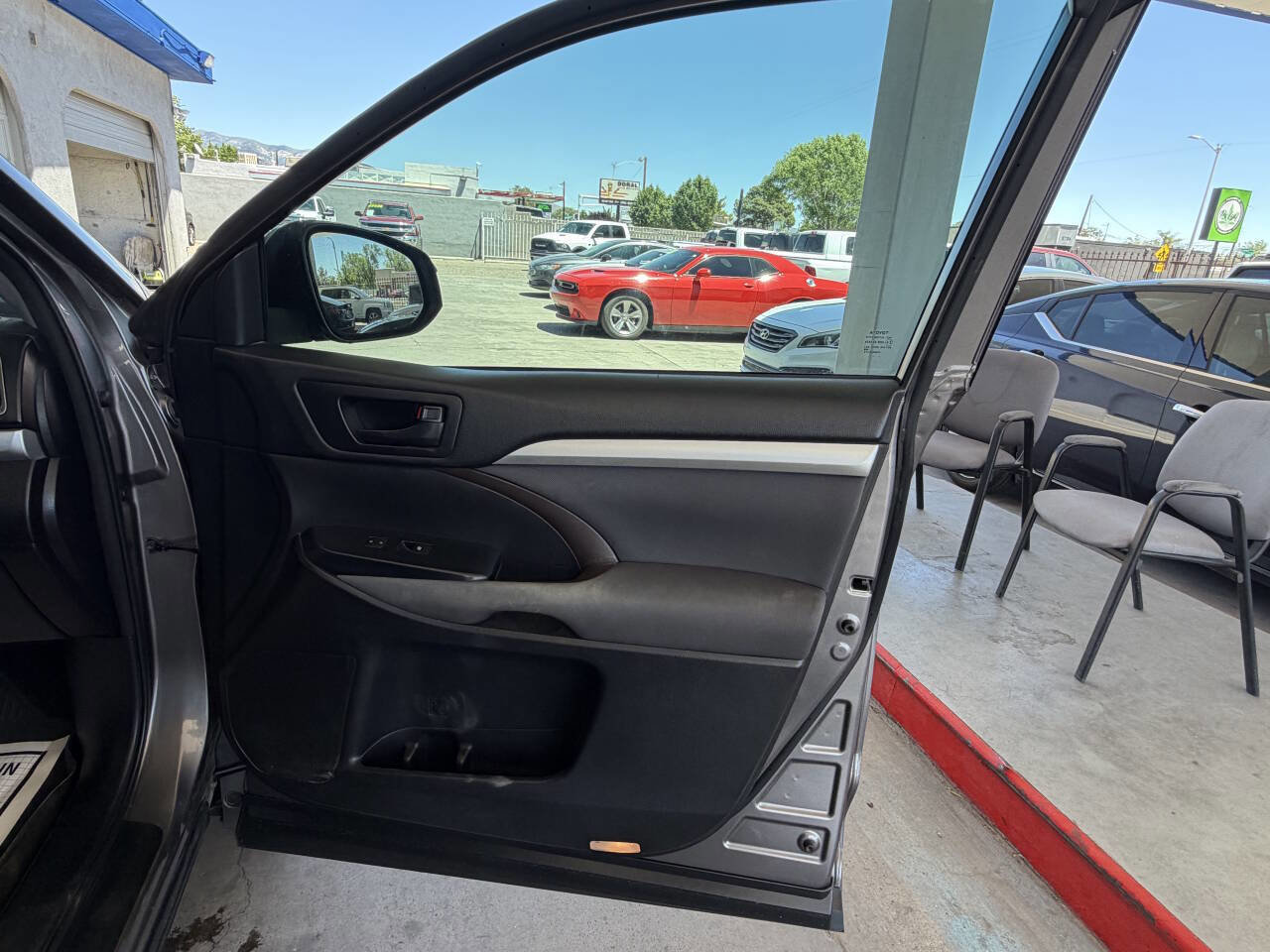 Used 2017 Toyota Highlander LE w/ Carpet Mat Package FWD image 16