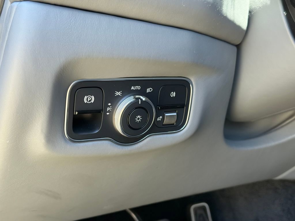 Used 2021 Aston Martin V8 Vantage Roadster RWD image 30