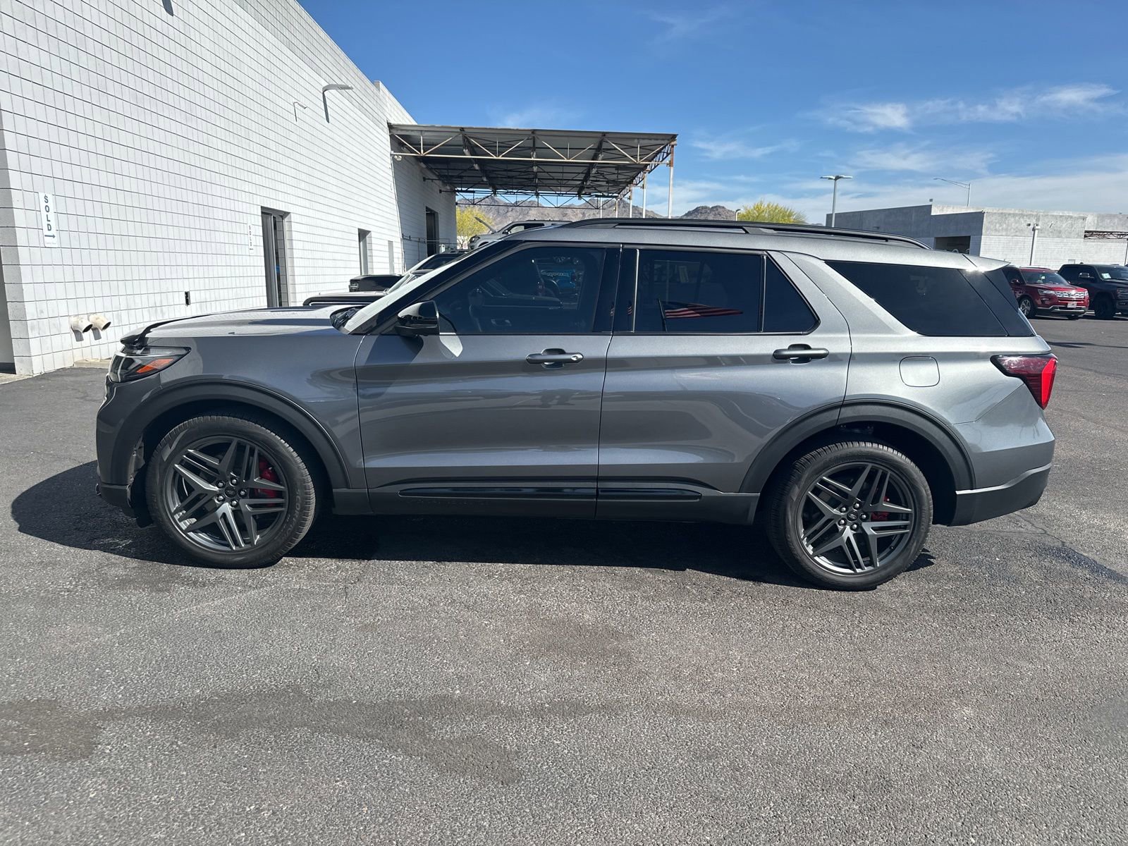 Used 2025 Ford Explorer ST image 2