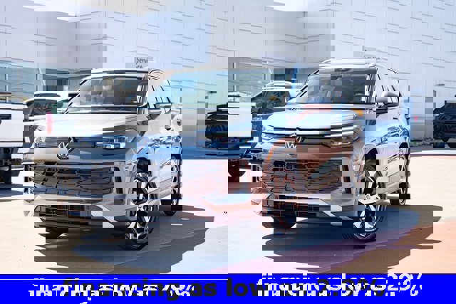 New 2025 Volkswagen Tiguan SE image 2