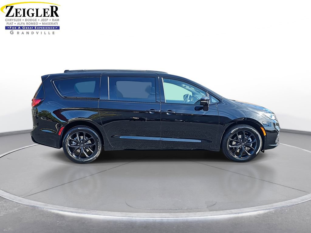 New 2026 Chrysler Pacifica Limited w/ S Appearance Package image 4
