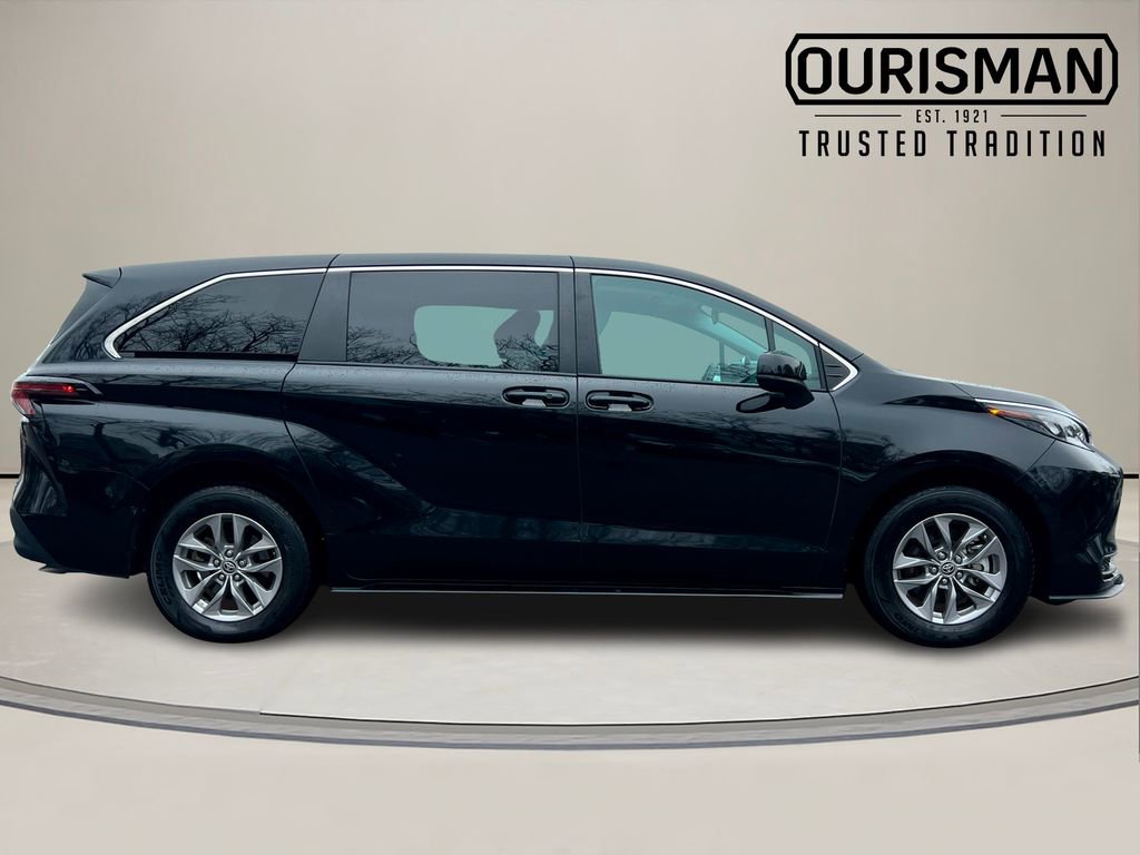 Used 2024 Toyota Sienna LE image 4