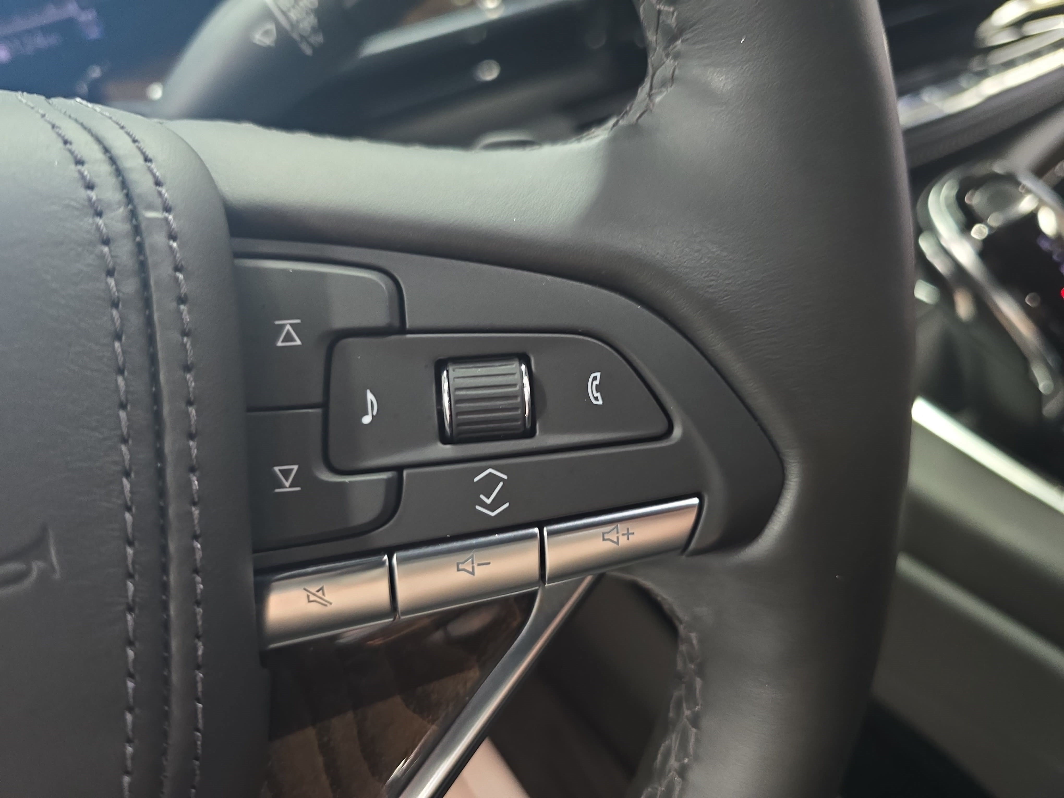 Certified 2022 Cadillac Escalade Premium Luxury Platinum AWD/4WD image 16