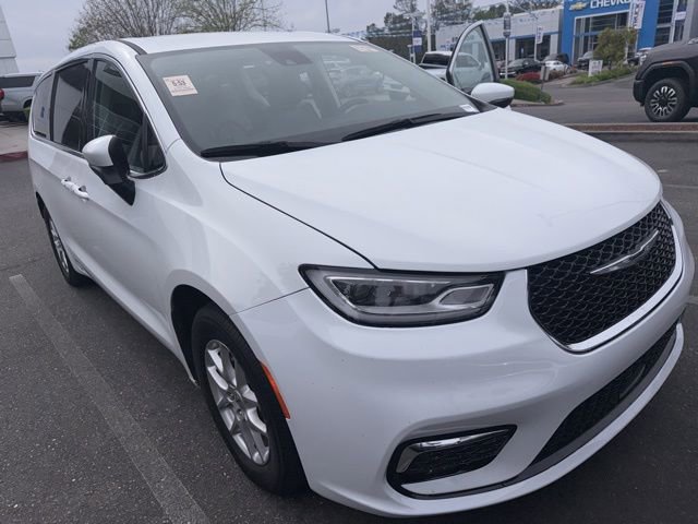 Used 2023 Chrysler Pacifica Touring-L image 9