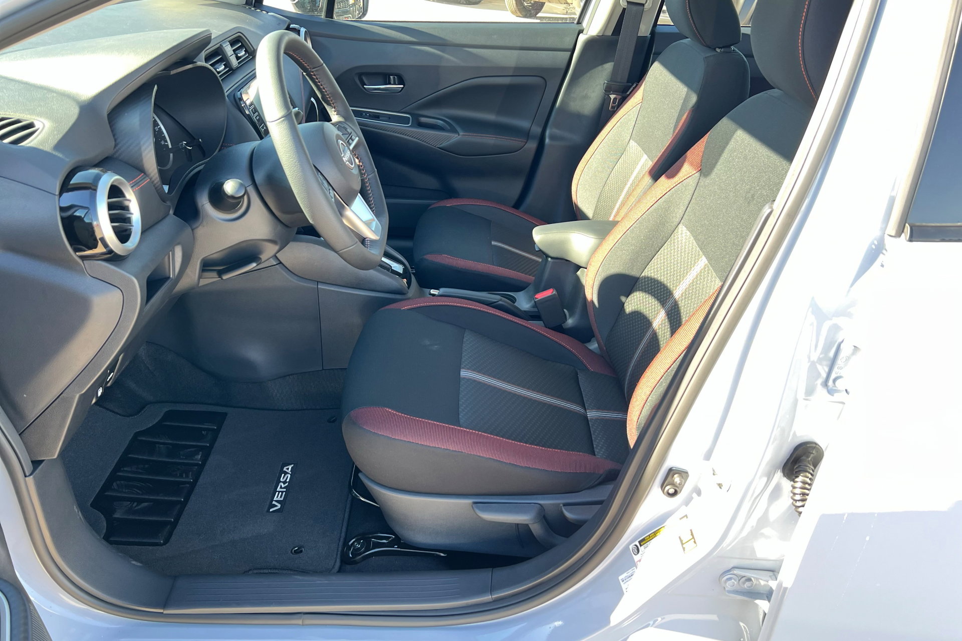 New 2025 Nissan Versa SR w/ Trunk Package image 17