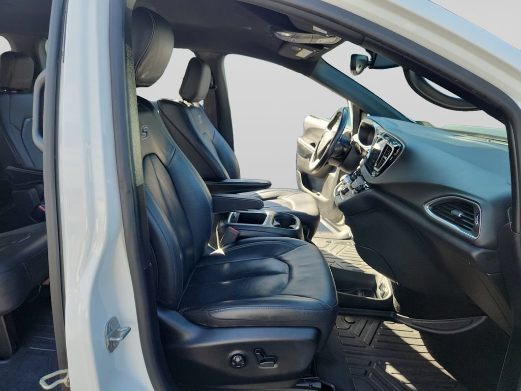 Used 2019 Chrysler Pacifica Touring-L Plus w/ S Appearance Package FWD image 17