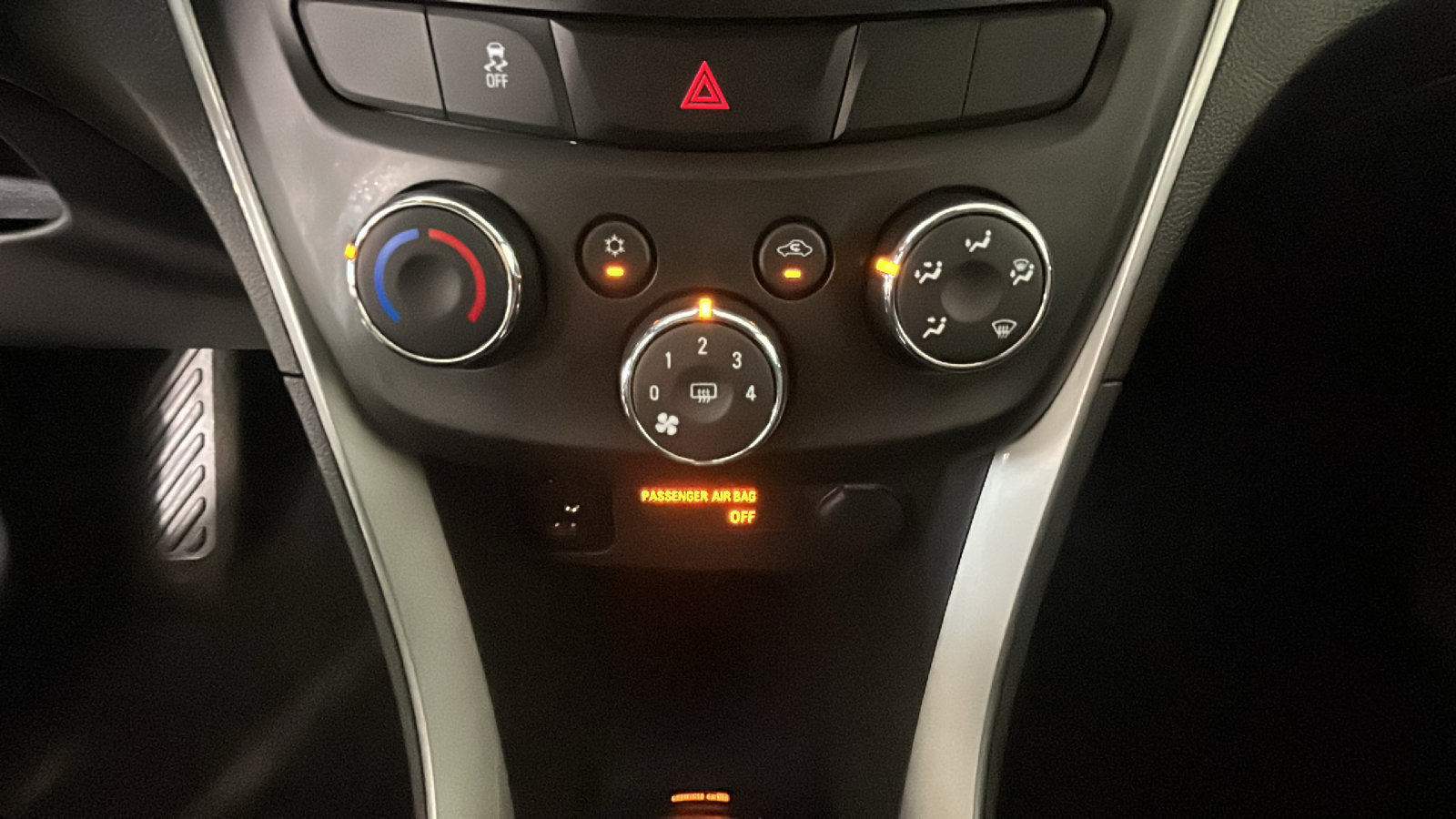 Used 2019 Chevrolet Trax LT w/ LT Convenience Package FWD image 26