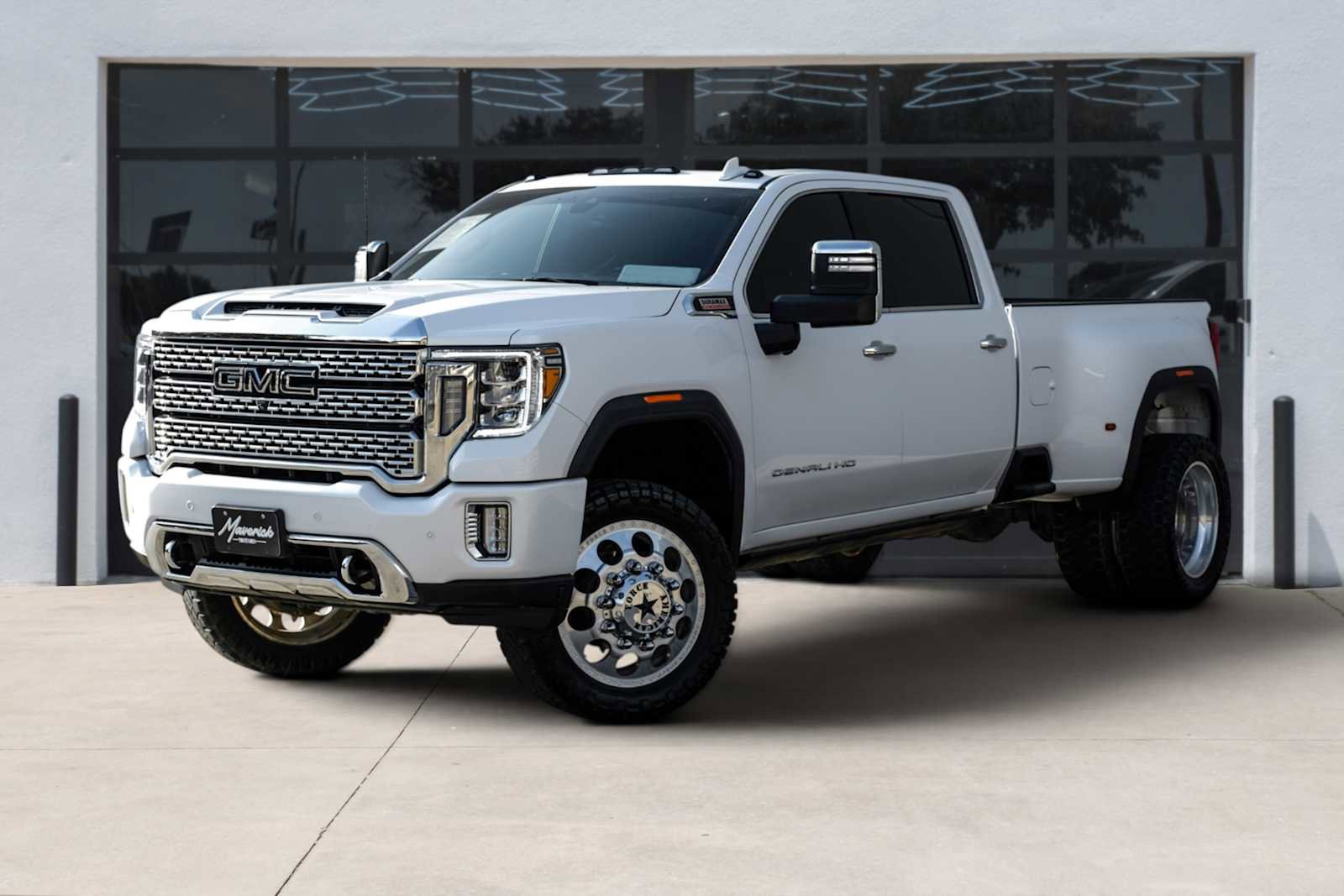 Used 2022 GMC Sierra 3500 Denali w/ Denali Ultimate Package AWD/4WD image 1