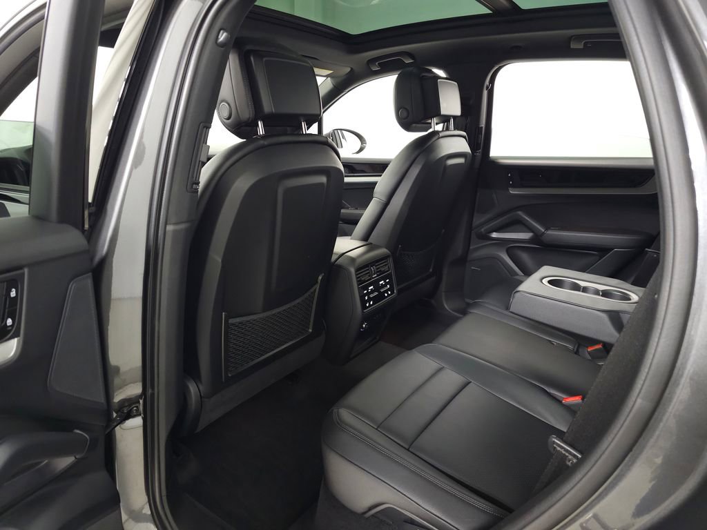 Used 2024 Porsche Cayenne AWD/4WD image 40