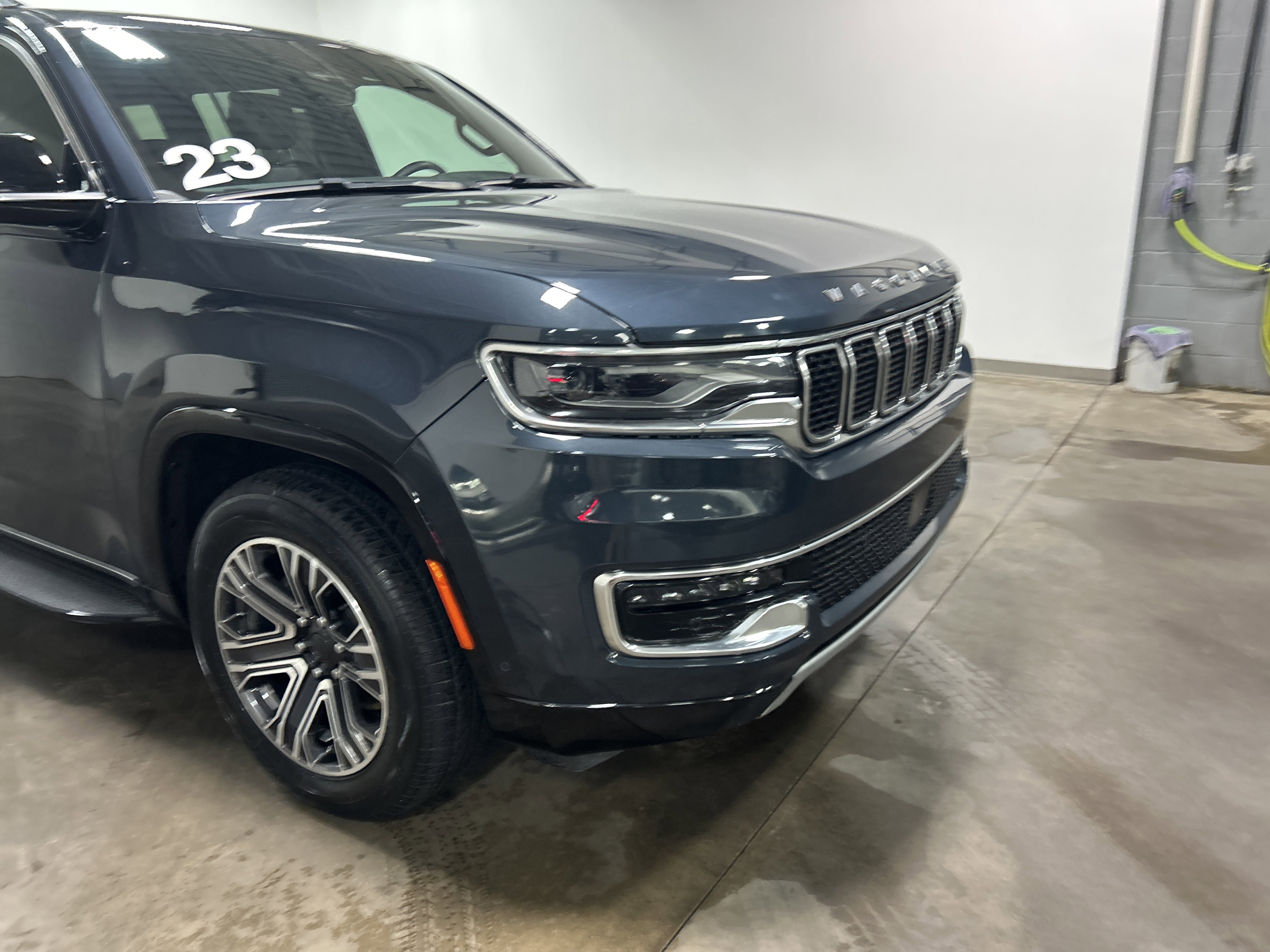 Used 2023 Jeep Wagoneer L Series II image 38