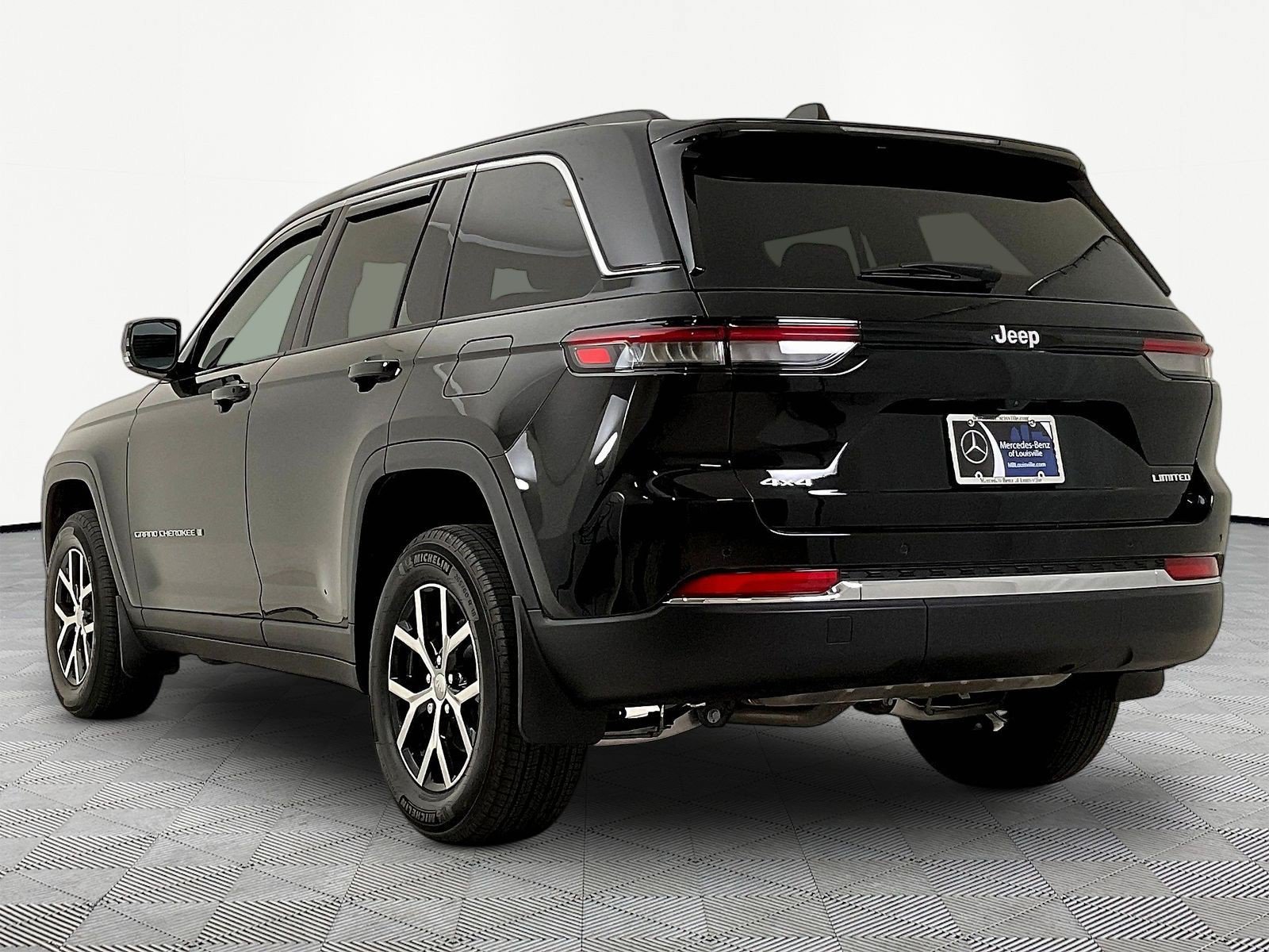 Used 2025 Jeep Grand Cherokee Limited AWD/4WD image 4