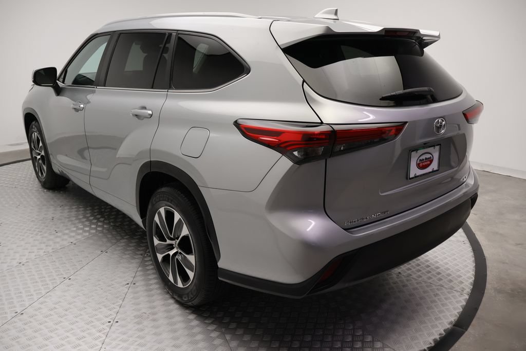 Used 2023 Toyota Highlander XLE FWD image 11