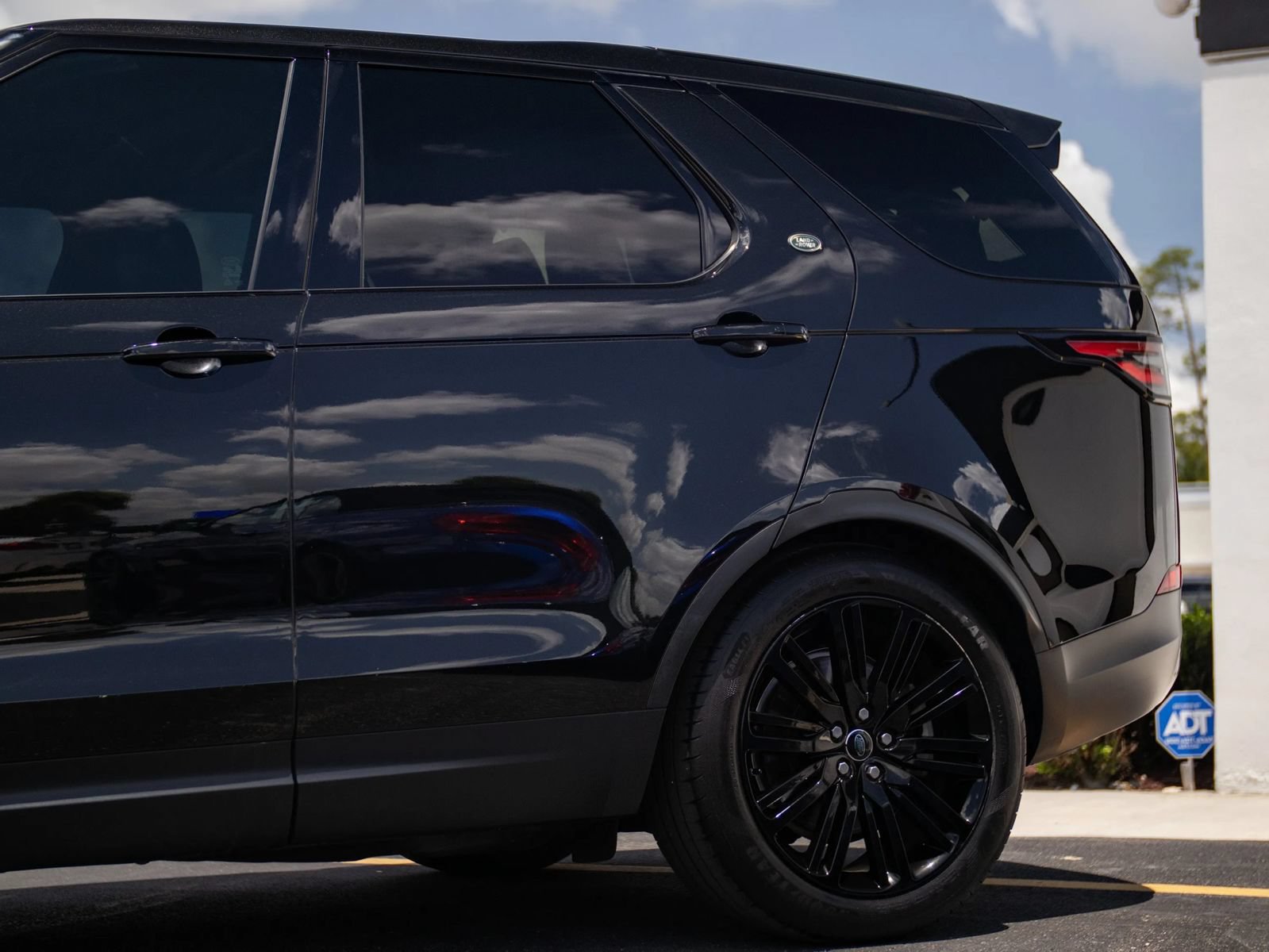 Used 2018 Land Rover Discovery HSE AWD/4WD image 11