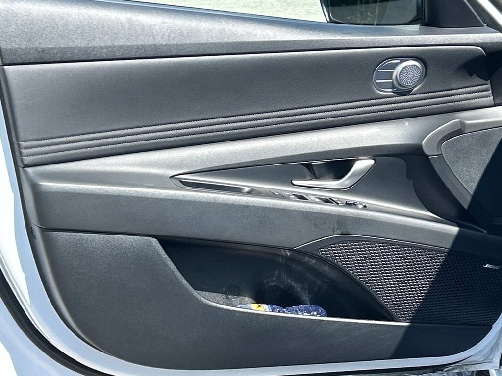 Certified 2023 Hyundai Elantra Limited FWD image 17