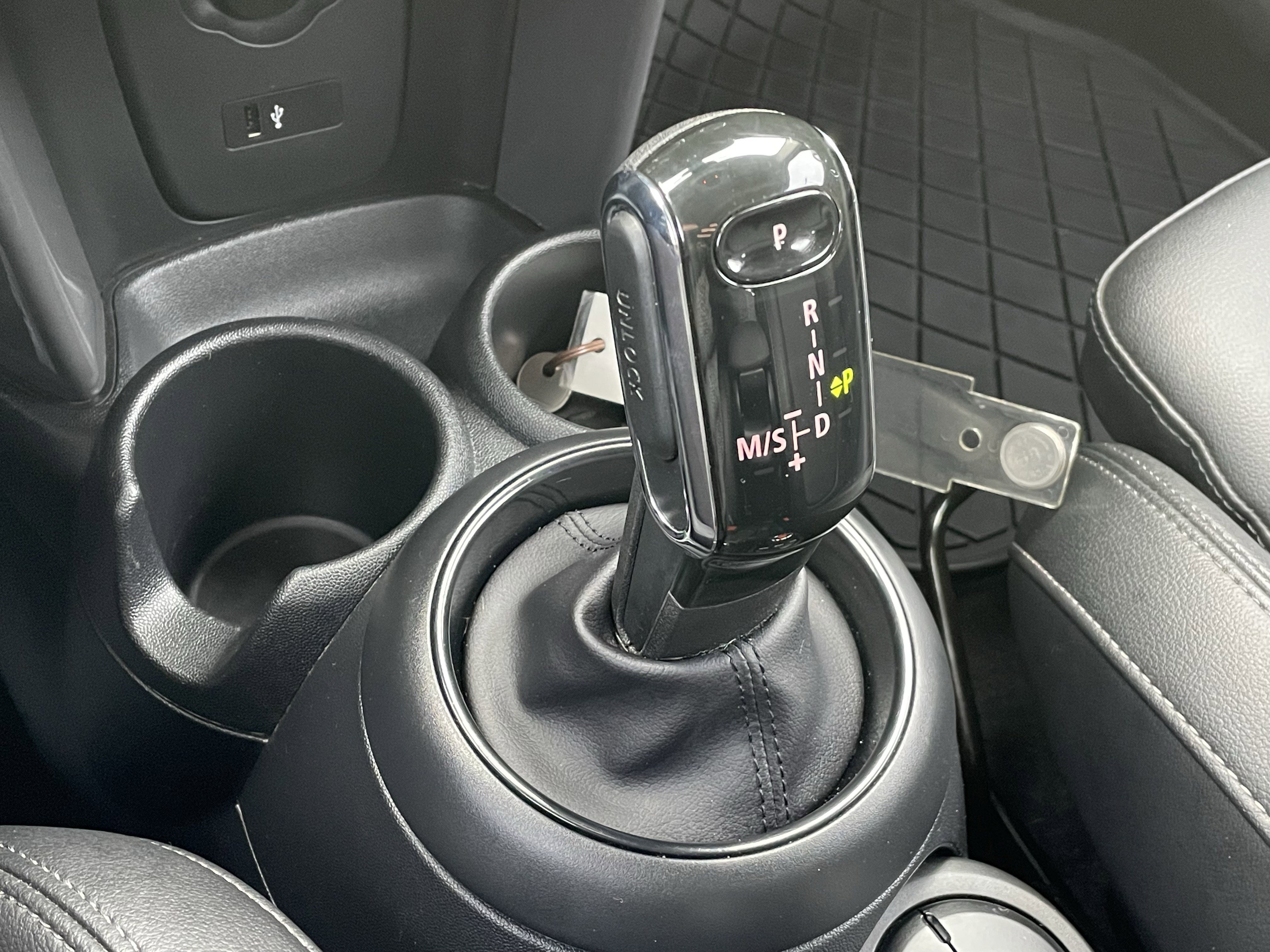 Used 2020 MINI Cooper 4-Door Hardtop w/ Storage Package image 24