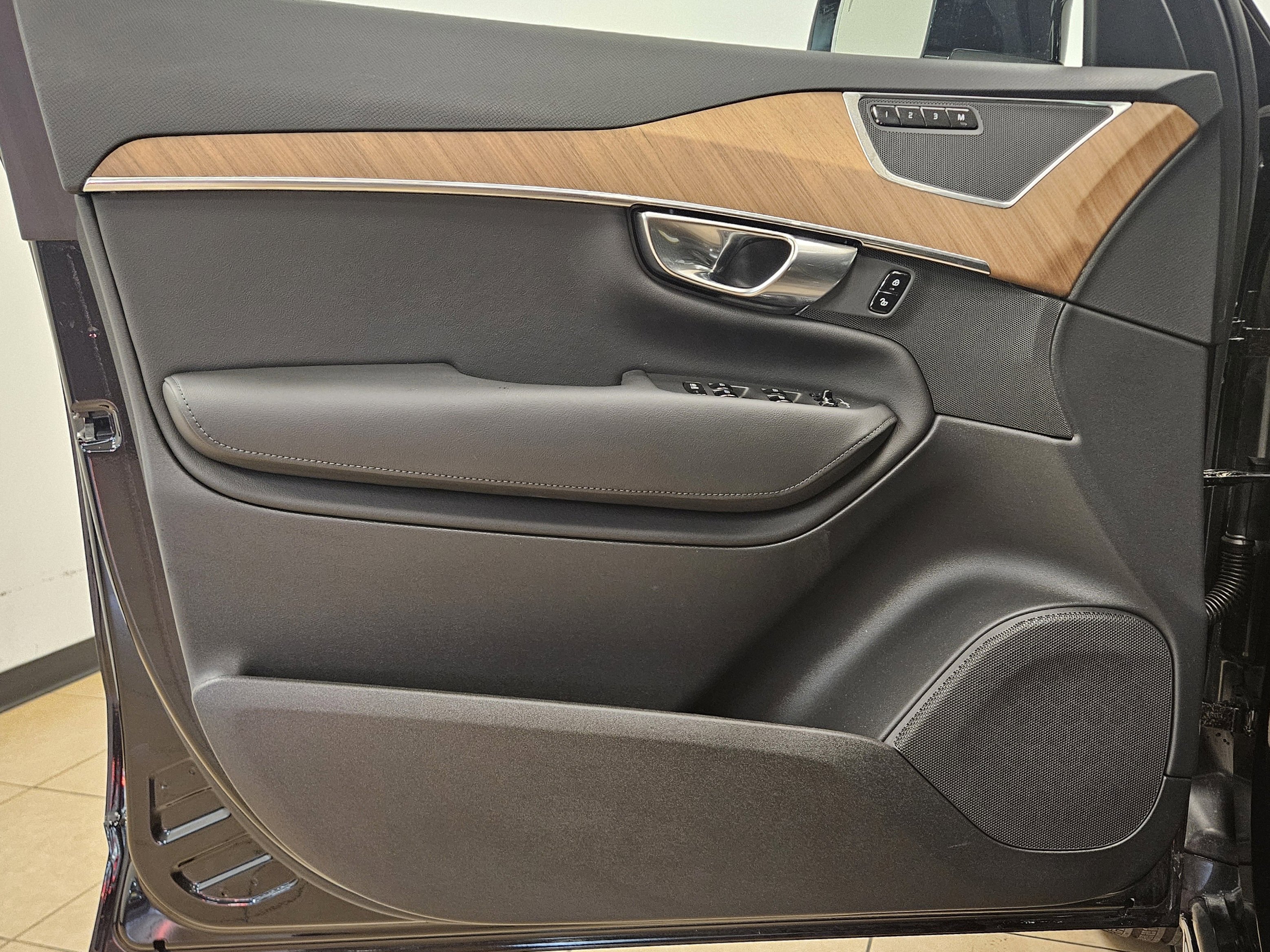 Used 2025 Volvo XC90 B6 Plus w/ Protection Package Premier image 11