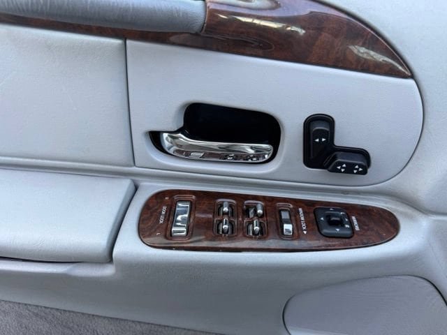 Used 2002 Lincoln Town Car Executive RWD image 21