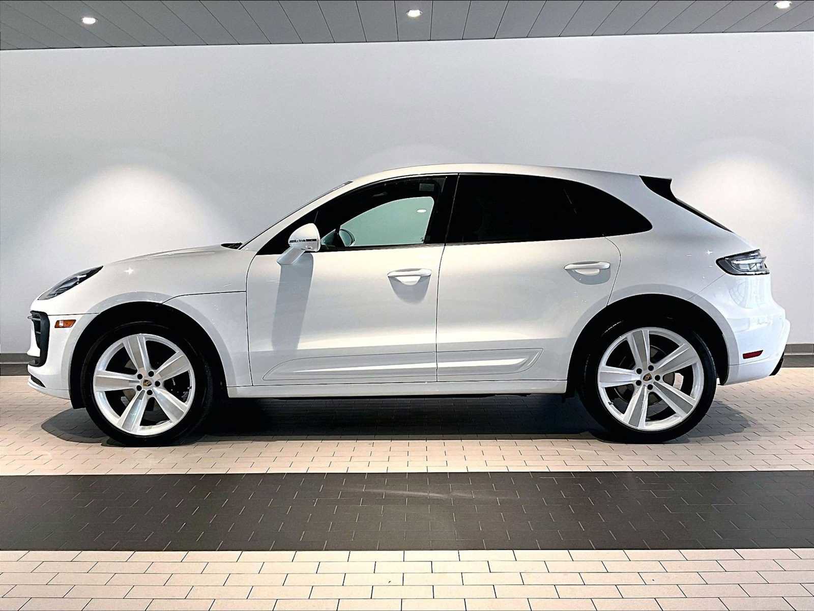 Used 2025 Porsche Macan image 2