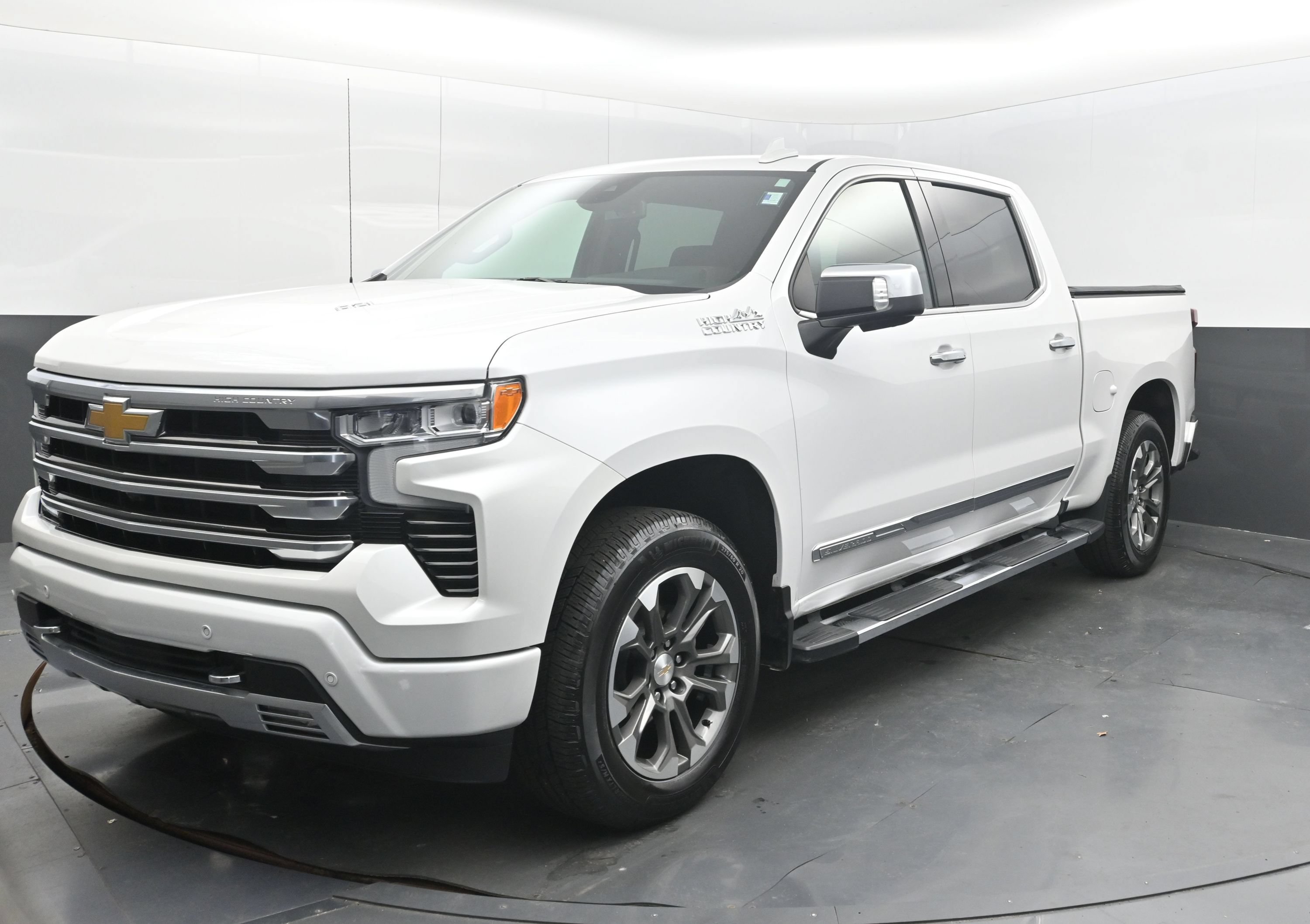 Used 2024 Chevrolet Silverado 1500 High Country w/ Z71 Off-Road Package AWD/4WD image 4