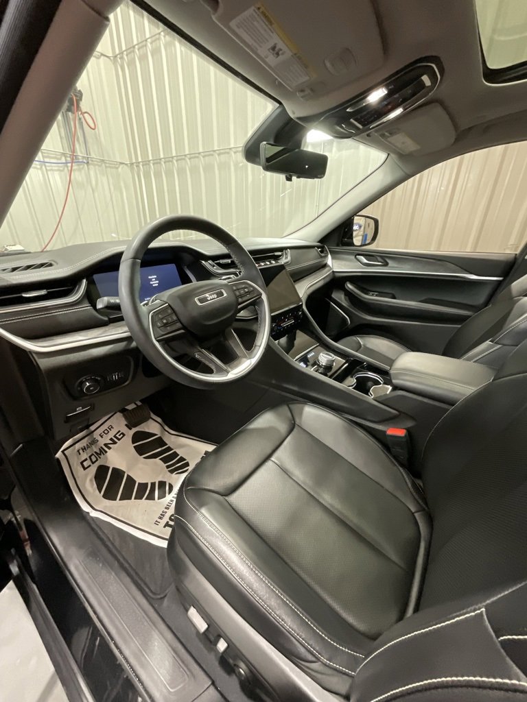 Used 2023 Jeep Grand Cherokee L Limited w/ Luxury Tech Group II image 9