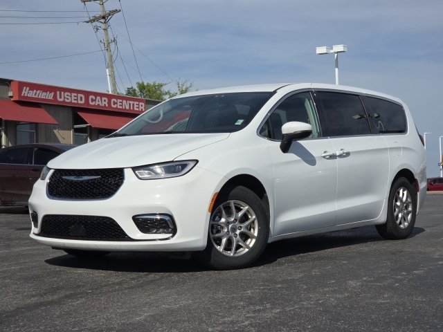 Used 2023 Chrysler Pacifica Touring-L FWD image 2