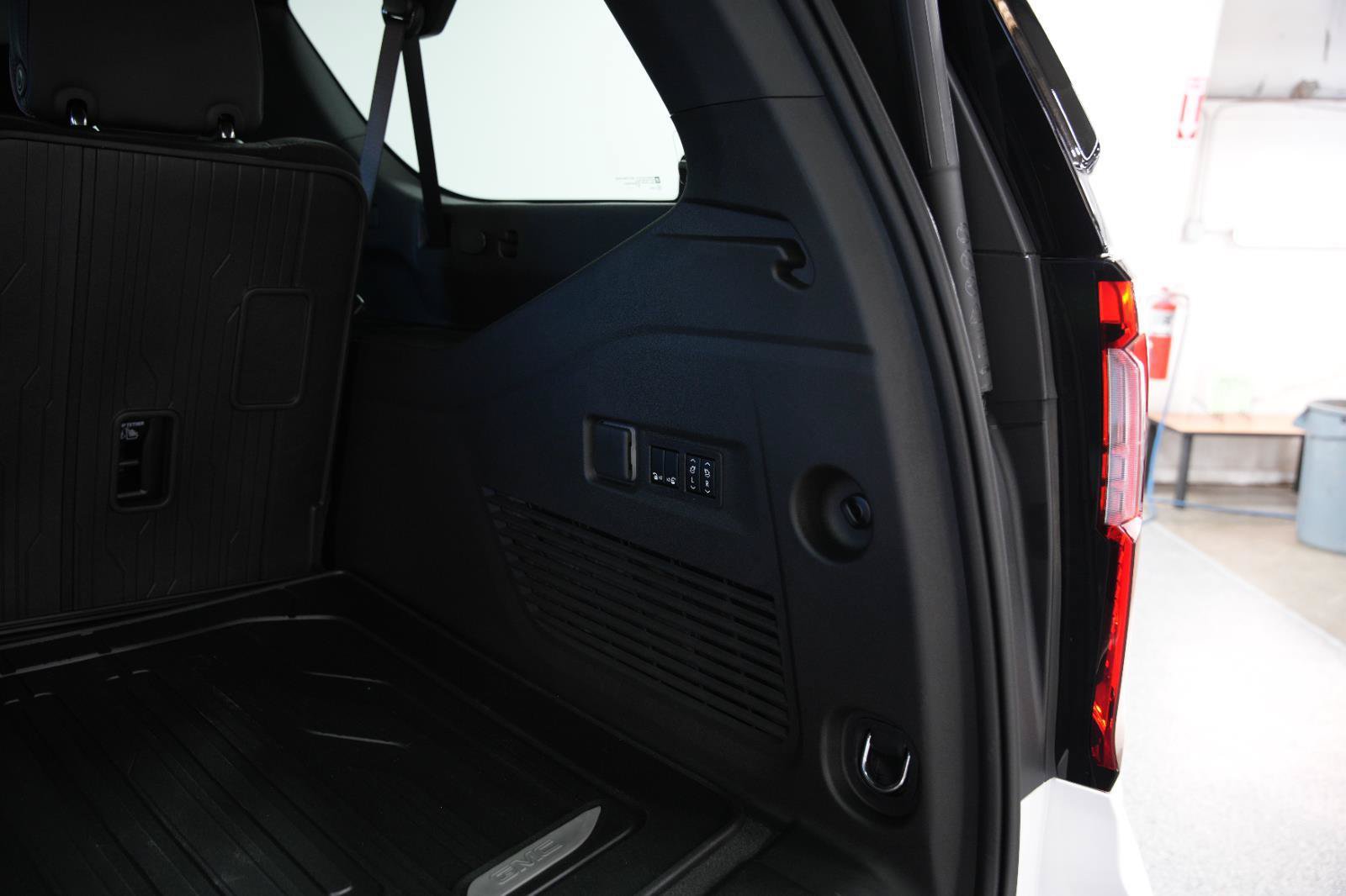New 2026 GMC Yukon XL AT4 w/ AT4 Premium Plus Package AWD/4WD image 7