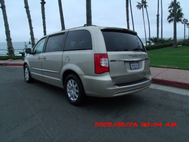 Used 2014 Chrysler Town & Country Touring image 19