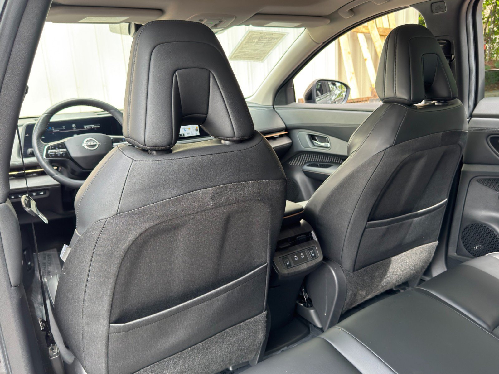 Used 2025 Nissan Ariya FWD image 32