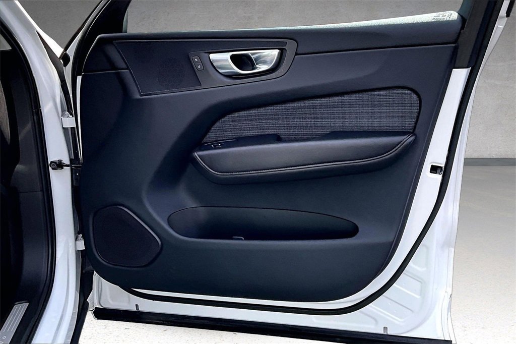 Certified 2023 Volvo XC60 B5 Core image 27