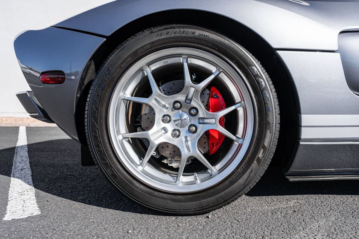 Used 2006 Ford GT RWD image 11