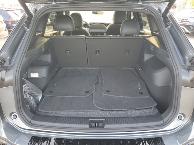 Certified 2025 Volkswagen Tiguan SE R-Line image 8