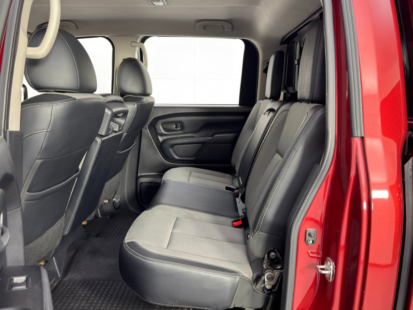 Used 2017 Nissan Titan S image 30