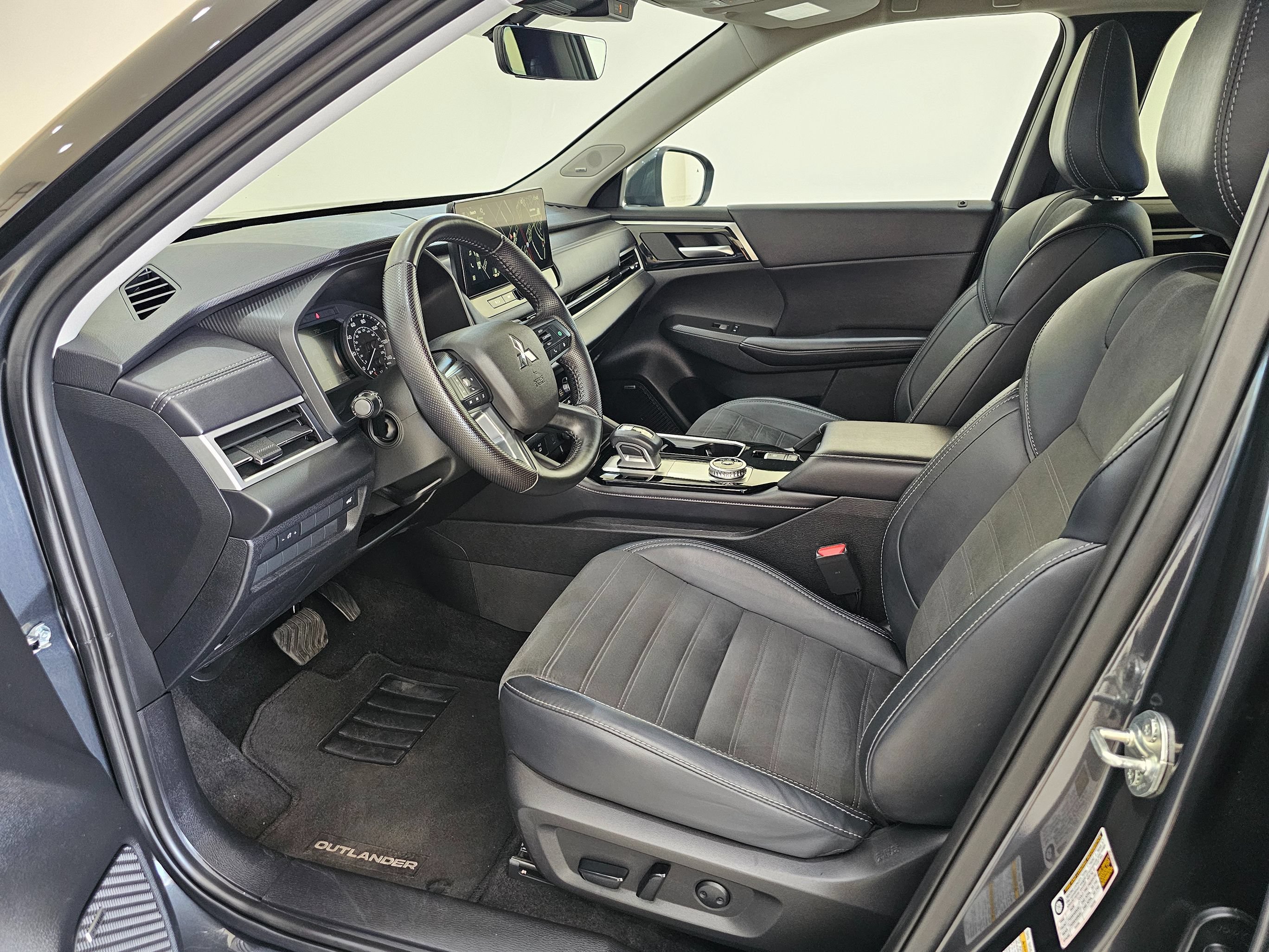 Used 2025 Mitsubishi Outlander SE AWD/4WD image 16