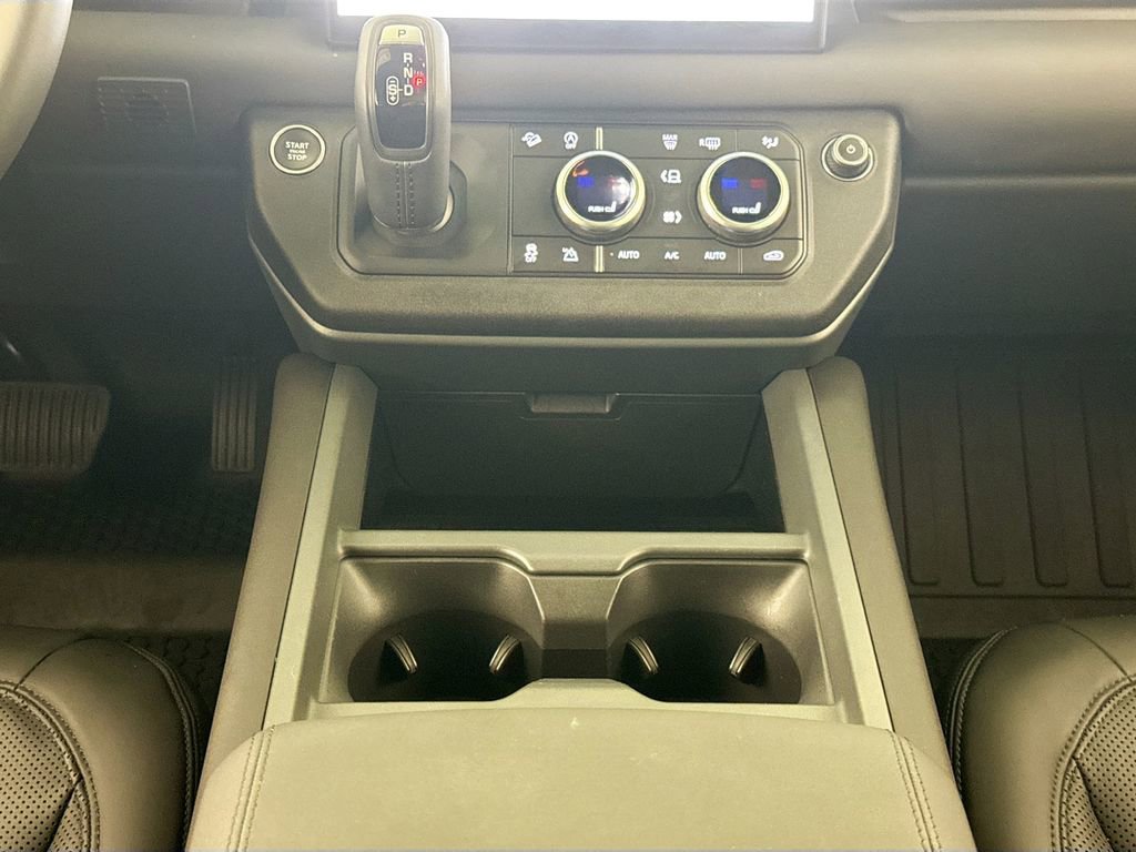 Used 2025 Land Rover Defender 110 X-Dynamic SE image 12