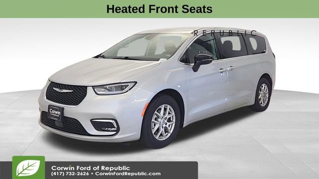 Used 2024 Chrysler Pacifica Touring-L image 3