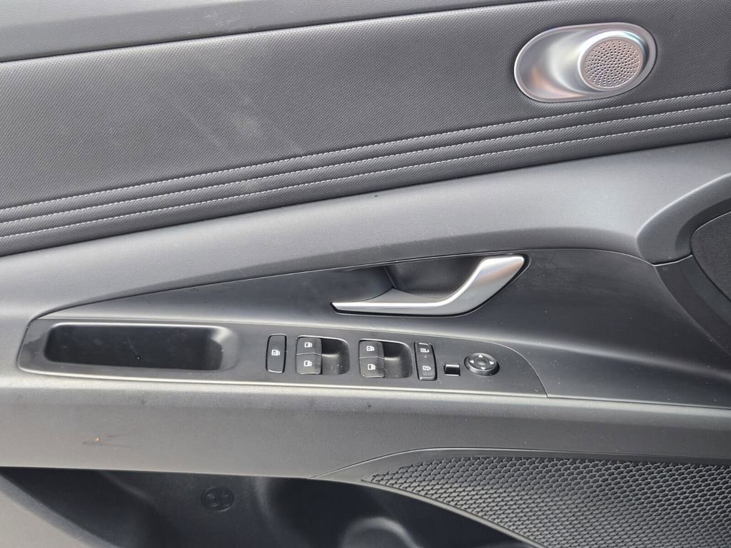 Certified 2025 Hyundai Elantra SEL FWD image 31