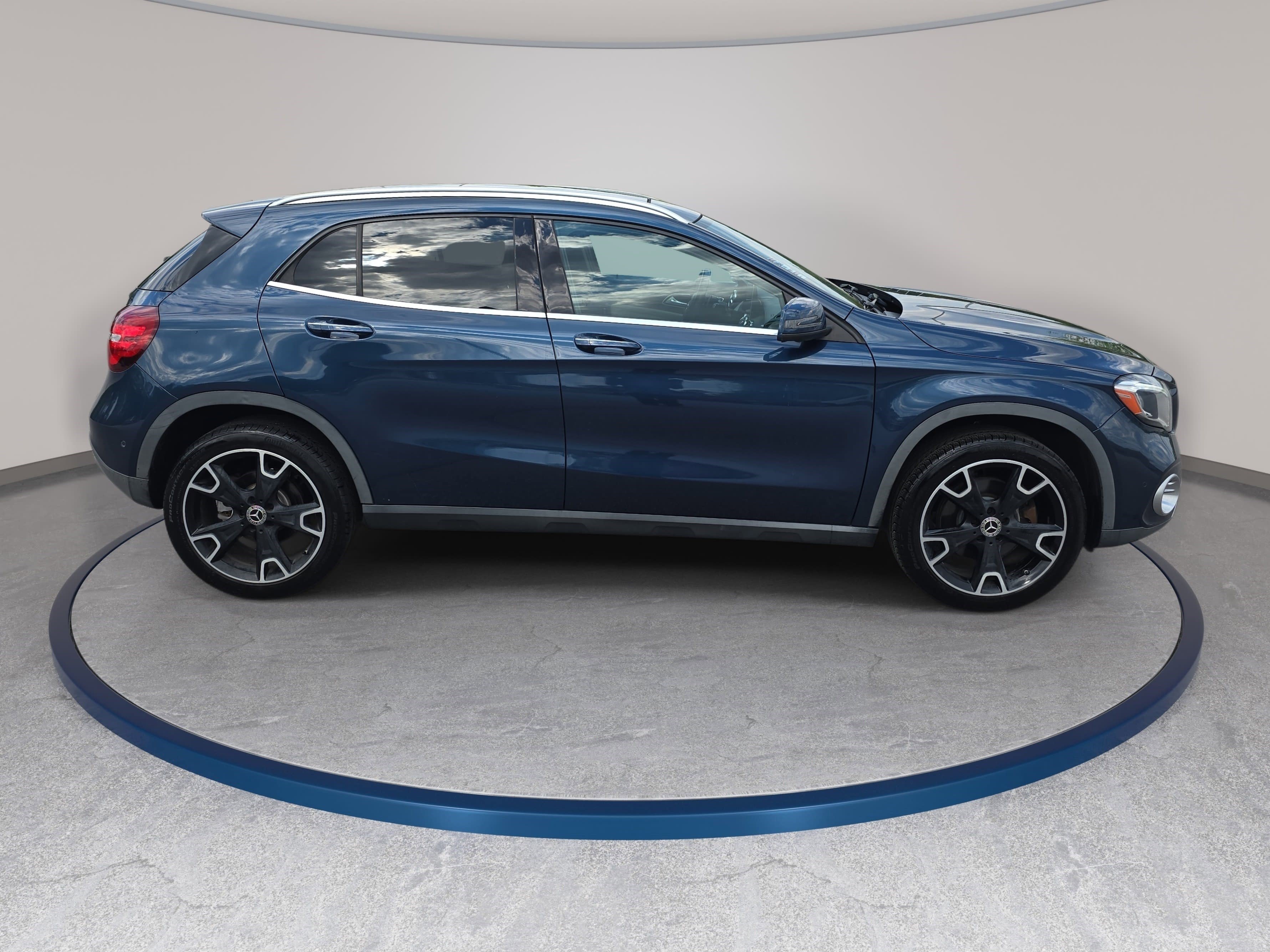 Used 2020 Mercedes-Benz GLA 250 4MATIC w/ Premium Package image 4