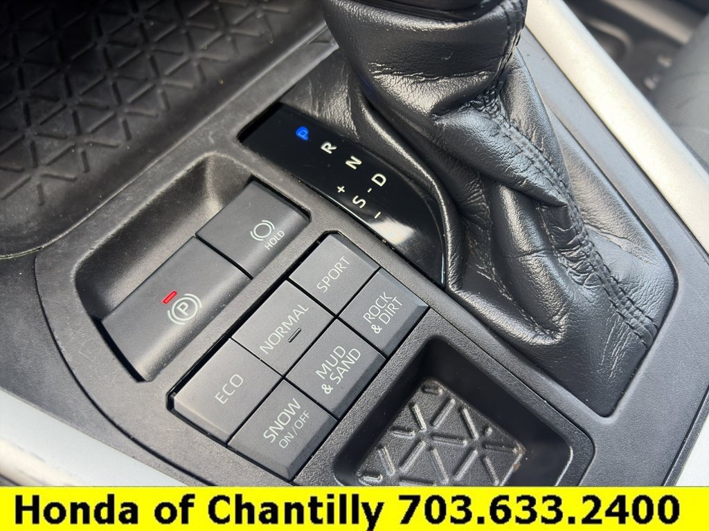 Used 2021 Toyota RAV4 XLE AWD/4WD image 17