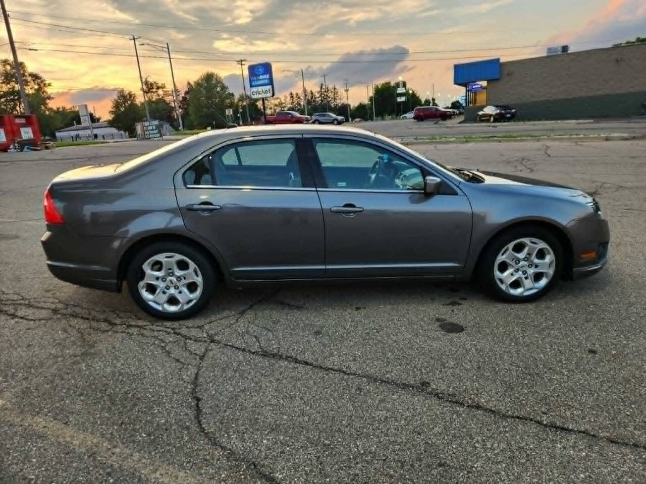 Used 2010 Ford Fusion SE FWD image 3