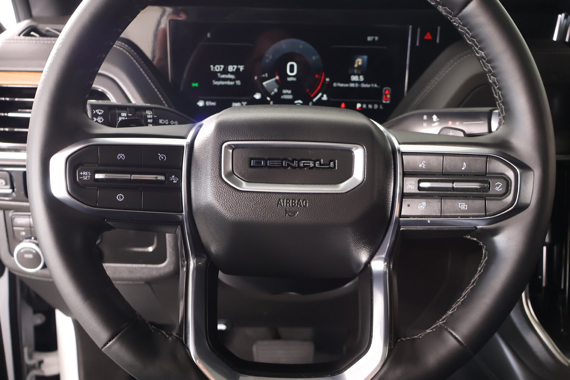 Used 2026 GMC Yukon Denali w/ Sun & Power Step Package AWD/4WD image 3