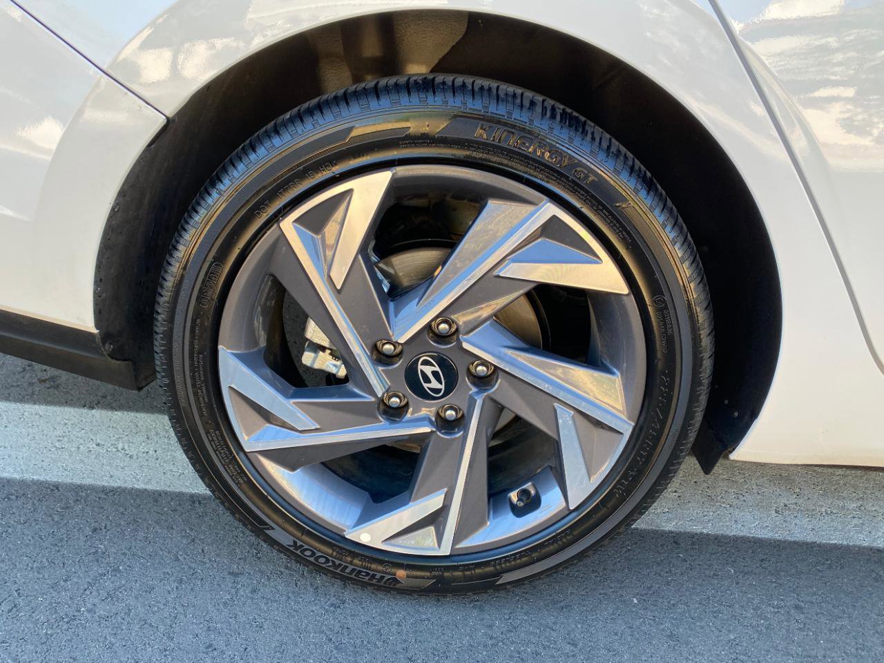 Used 2025 Hyundai Elantra Limited image 6