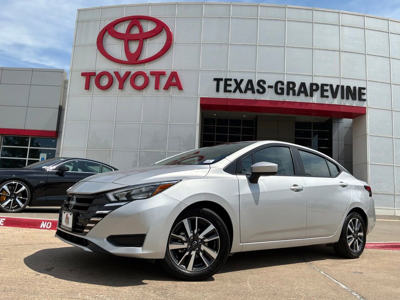 Used 2025 Nissan Versa SV FWD image 2